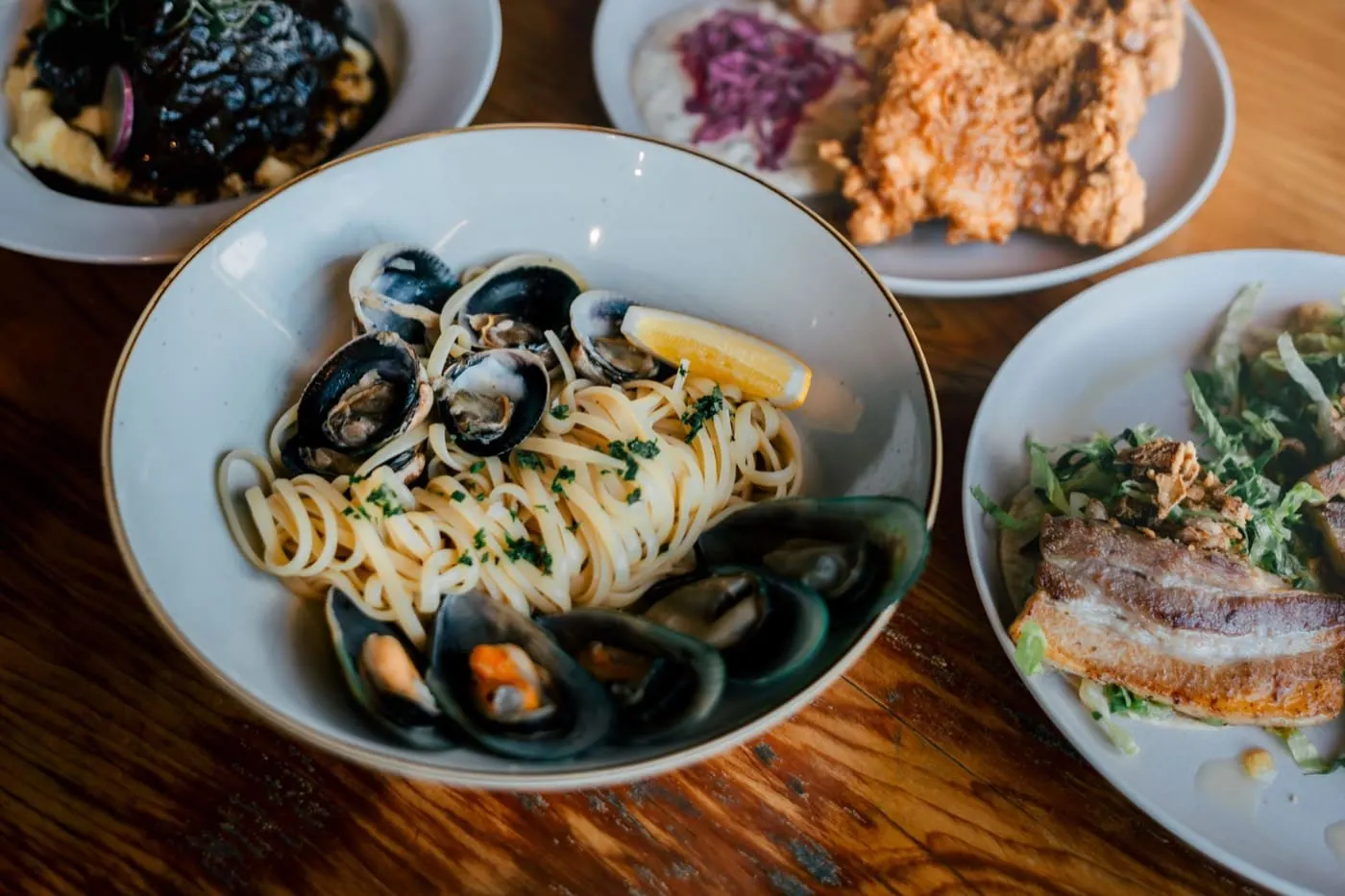Spaghetti alle vongole appena serviti, un altro scorcio